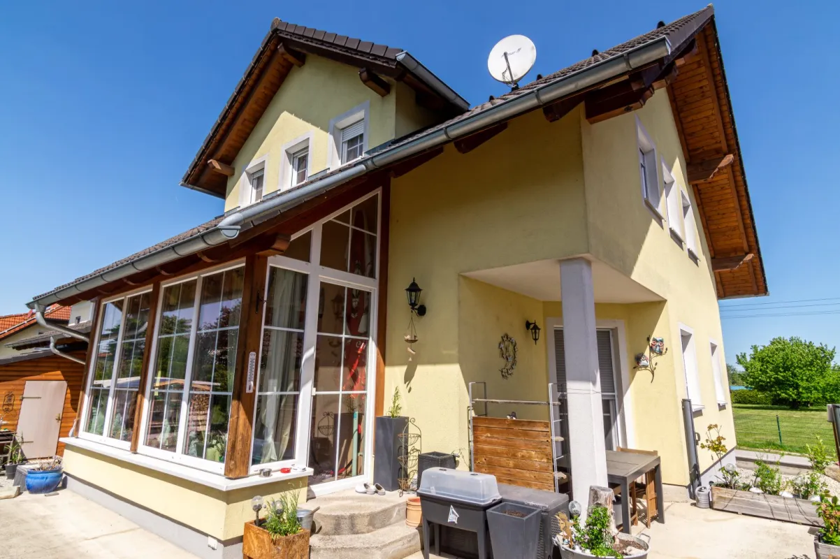 Einfamilienhaus auf großem Grundstück mit Doppelgarage, Pool und Wintergarten in Asten - Bild 1