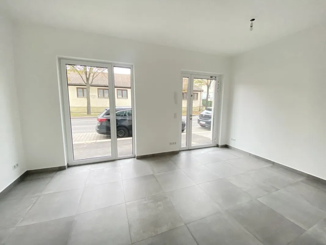 GESCHÄFTSLOKAL / BÜRO / PRAXIS mit Straßenzugang 3min von U2 Stadlau / direkt an der Stadlauer Straße / mit Garten / Top 1 - Bild 1