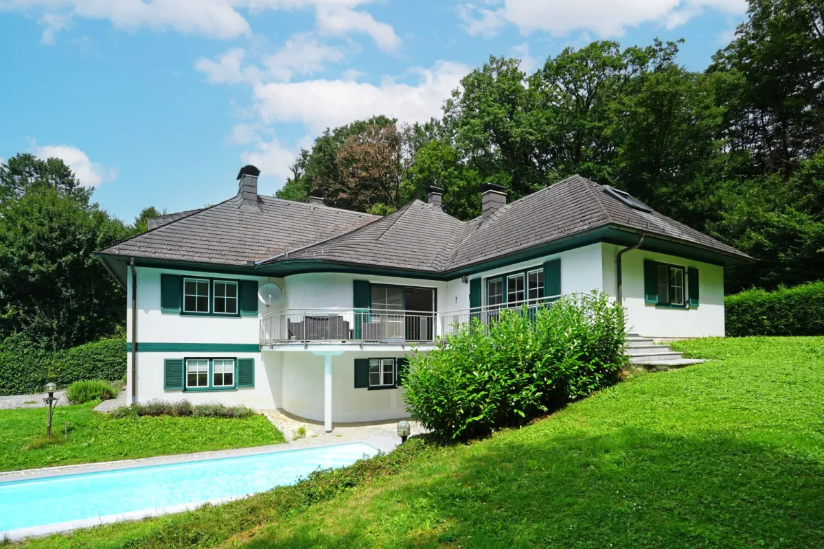 Repräsentative Villa mit Pool und Wellnessbereich in sonniger Waldrandruhelage - Bild 1