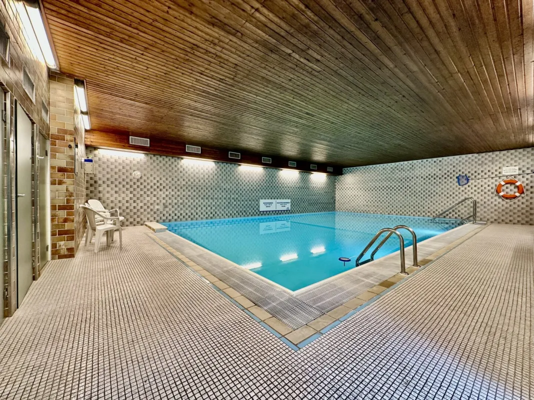 Eigentumswohnung mit Loggia, Indoor-Pool, Sauna und Garage - Bild 1
