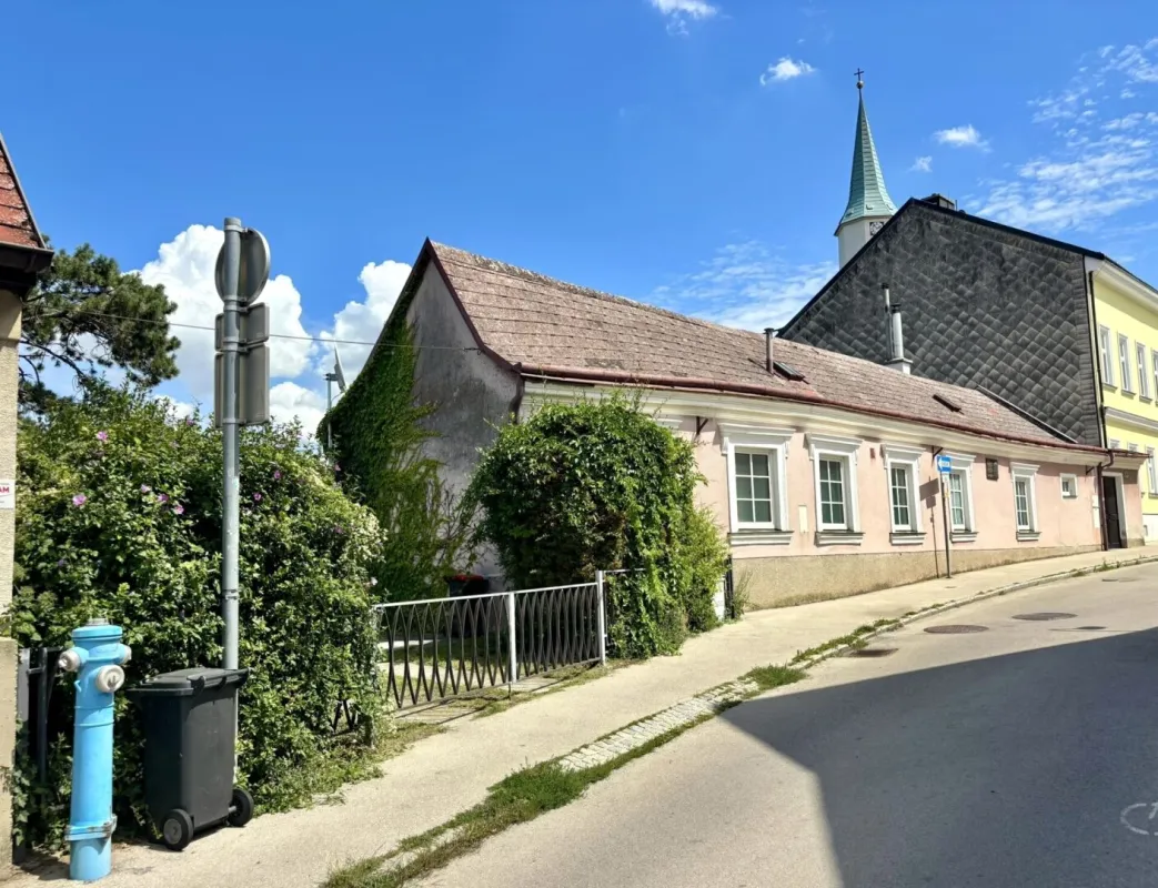 Privatverkauf: geschichtsträchtiges Haus im Martinsviertel Klosterneuburg - 1.711 m² Grundstück (1.119 m² Baugrund) mit Panorama-Fernblick - bis zu 6 Einheiten möglich - Bild 1