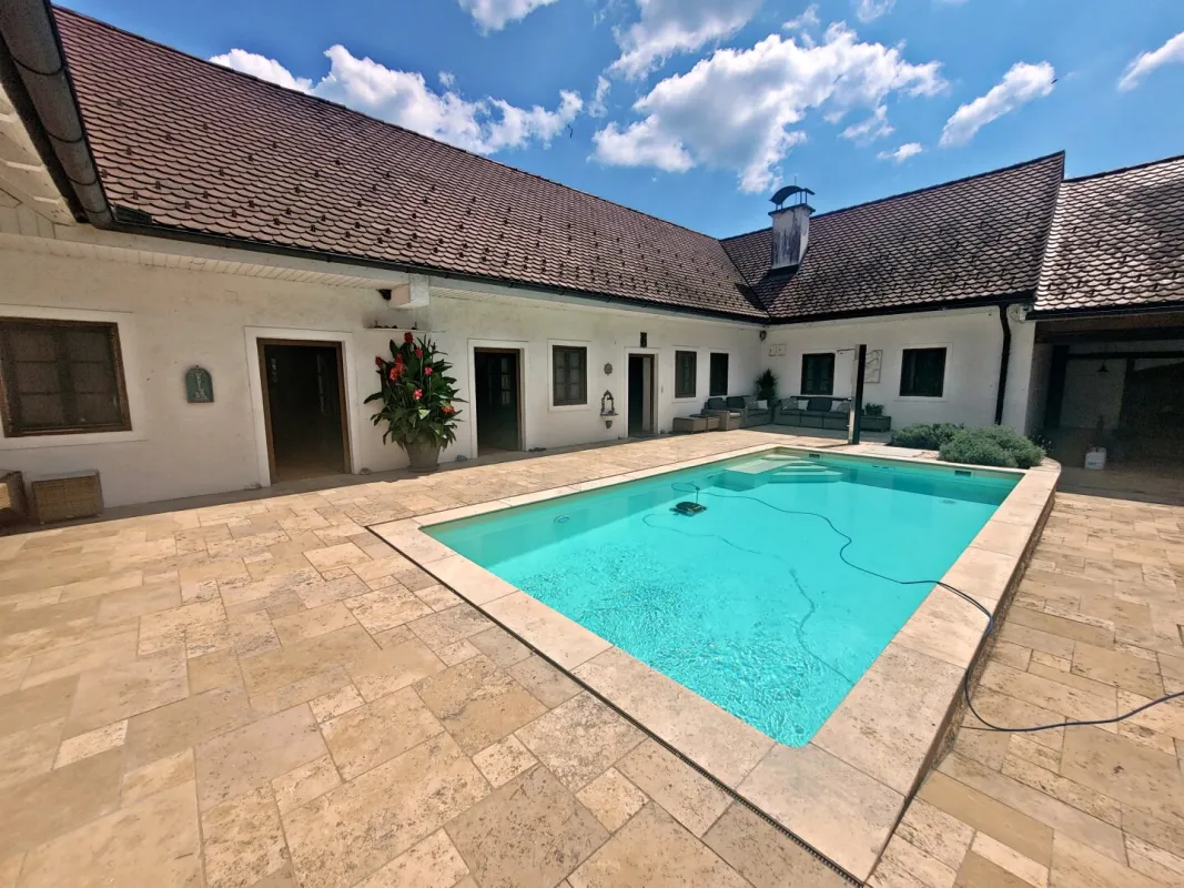 Charmanter Vierkanthof mit großzügiger Wohnfläche, Pool im Atrium und Nebengebäude in idyllischer Lage - Bild 1