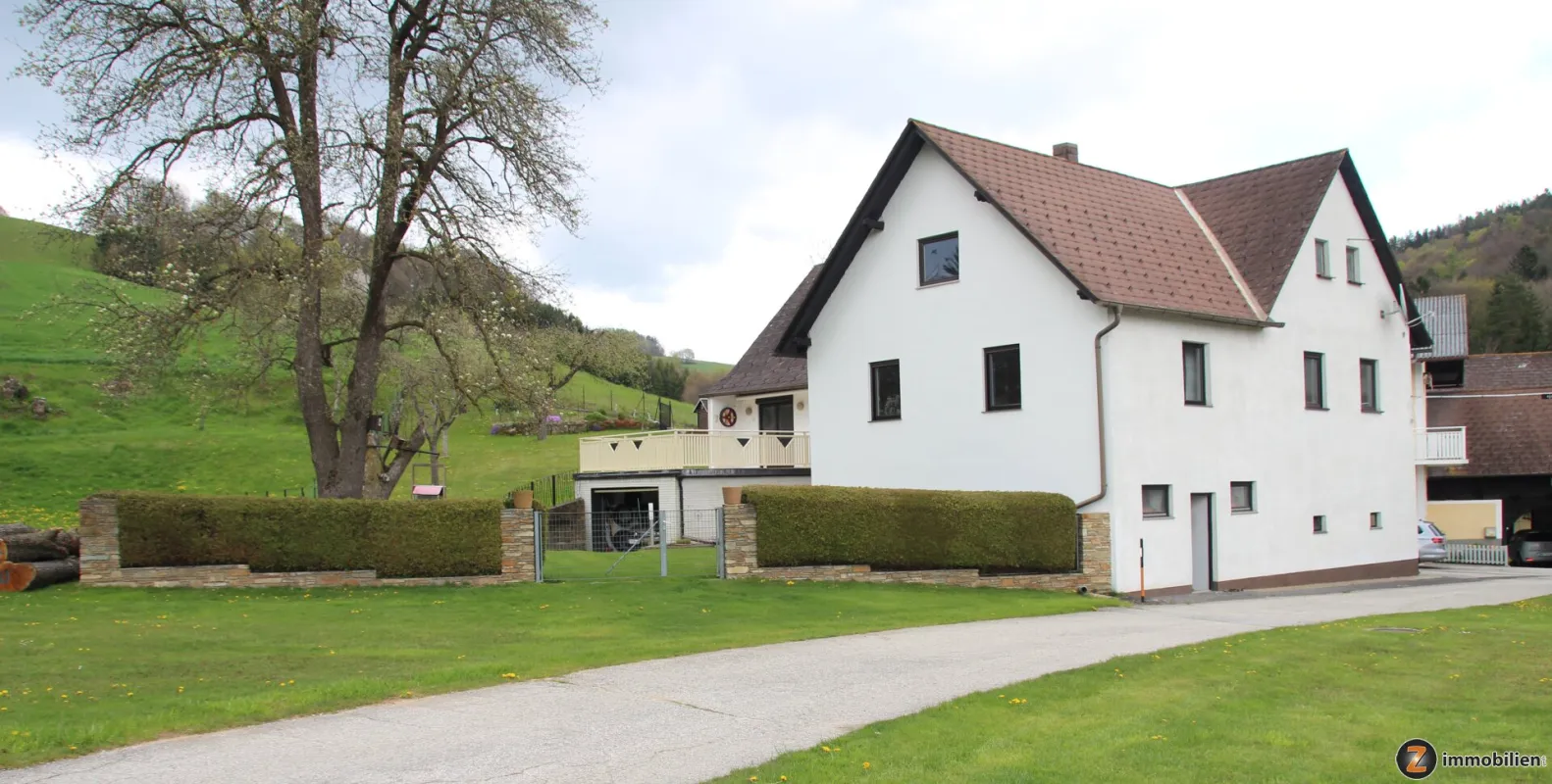 Gepflegtes Haus mit großem Garten - Bild 1