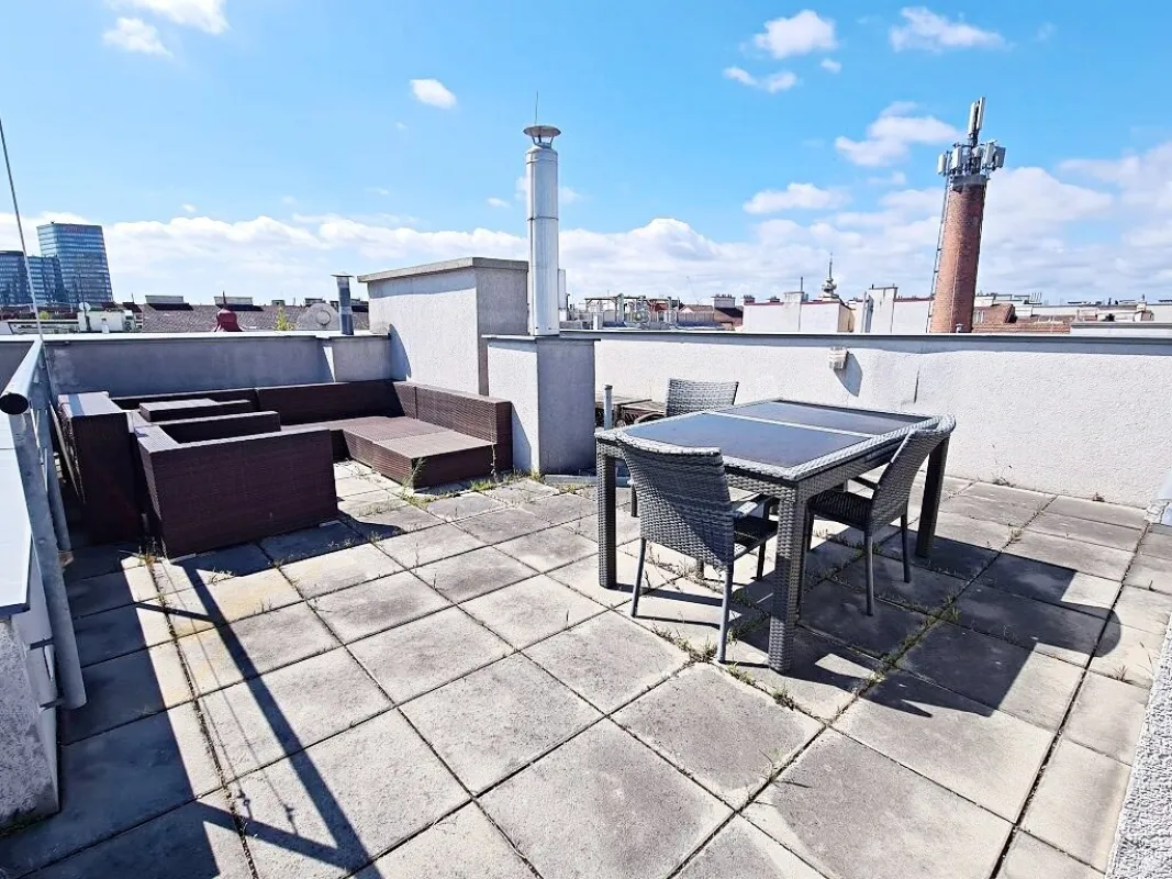 TERRASSENHIT, U1-NÄHE, 84 m2 Dachgeschoß mit 30 m2 Terrasse, 2 Zimmer, Wohnküche, 2 Bäder, Parketten, Viktorgasse - Bild 1