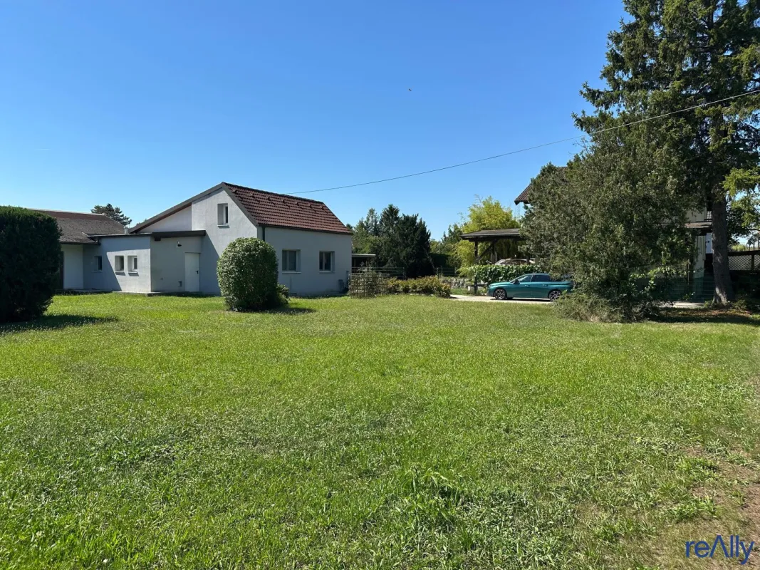 Bungalow mit Photovoltaikanlage auf großzügigem Doppelgrundstück in ruhiger Grünlage - Bild 1