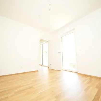 TRAUMHAFT! Erleben Sie Wohnkomfort pur! Lichtdurchflutete 2-Zimmer-Neubauwohnung mit Südwestausrichtung, riesiger Balkon, exklusiver Tischlerküche und Tiefgaragenplatz! - Bild 2