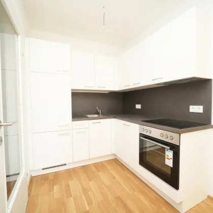 TRAUMHAFT! Erleben Sie Wohnkomfort pur! Lichtdurchflutete 2-Zimmer-Neubauwohnung mit Südwestausrichtung, riesiger Balkon, exklusiver Tischlerküche und Tiefgaragenplatz! - Bild 3