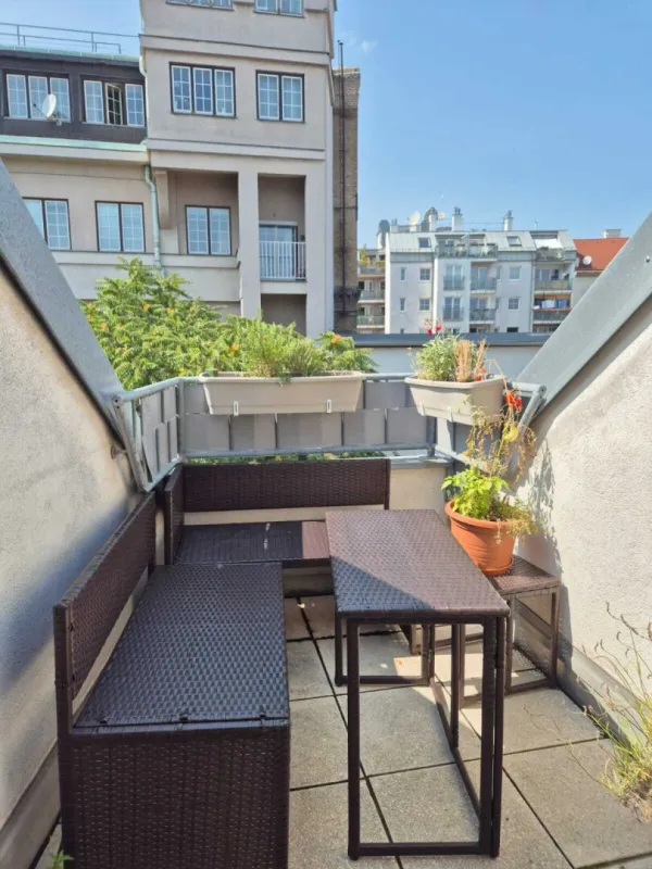 Dachgeschosswohnung in der Sandwirtgasse: ab November frei! - Bild 1