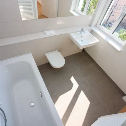 ERSTBEZUG, RUHIG, JETZT einziehen! Kernsanierter Albau mit modernster Ausstattung 106 m² Wohnfläche, TOP16 / 4 Zimmer plus Nebenräume 13,4m² SW-Balkon-Loggia - Bild 2