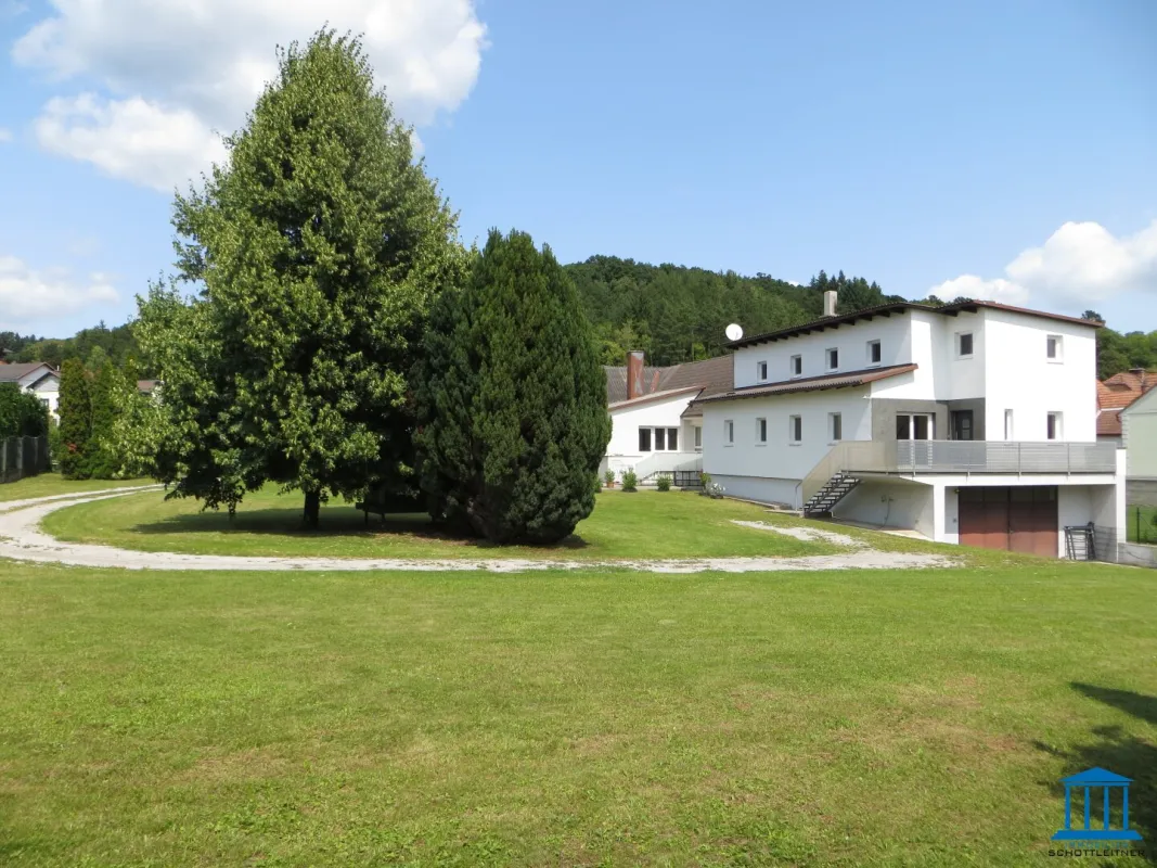Großes Grundstück mit zwei Häusern und Gasthaus im Zentrum von Wiesen - Bild 1