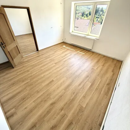 RUHIGE 74 m² 3-ZIMMER-WOHNUNG IM OBERGESCHOSS EINES ZWEIFAMILIENHAUSES MIT GARTENFLÄCHE, ABSTELLRAUM & PARKPLATZ ZU MIETEN! - Bild 2