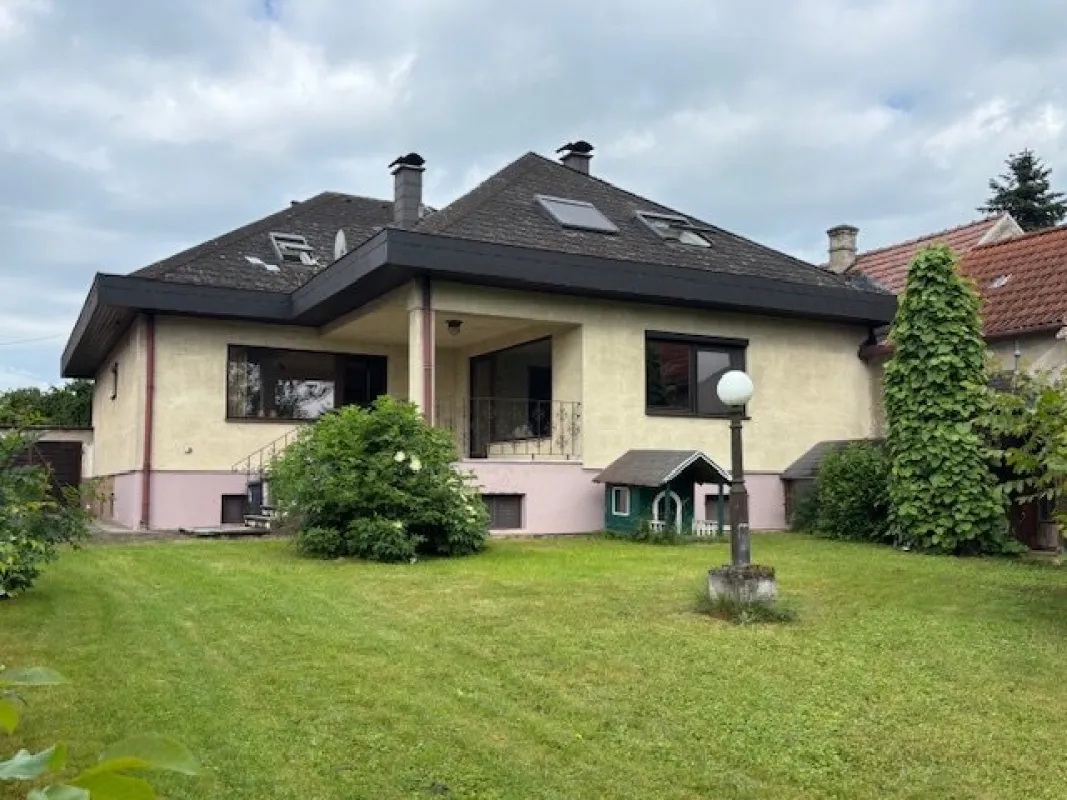 Engelhartstetten - Gediegenes Einfamilienhaus mit großem sonnigen Garten - Bild 1