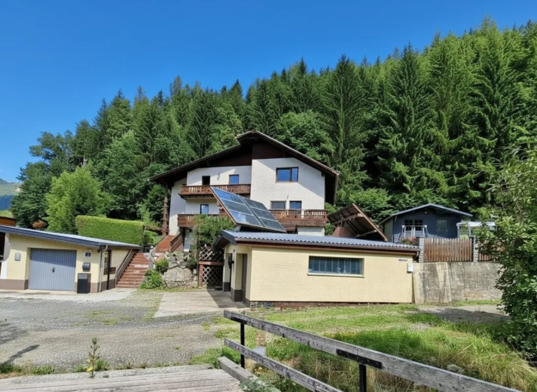 Großzügiges Wohnhaus mit Garagen für drei PKW, Sackgasse, Waldrandlage - Bild 1