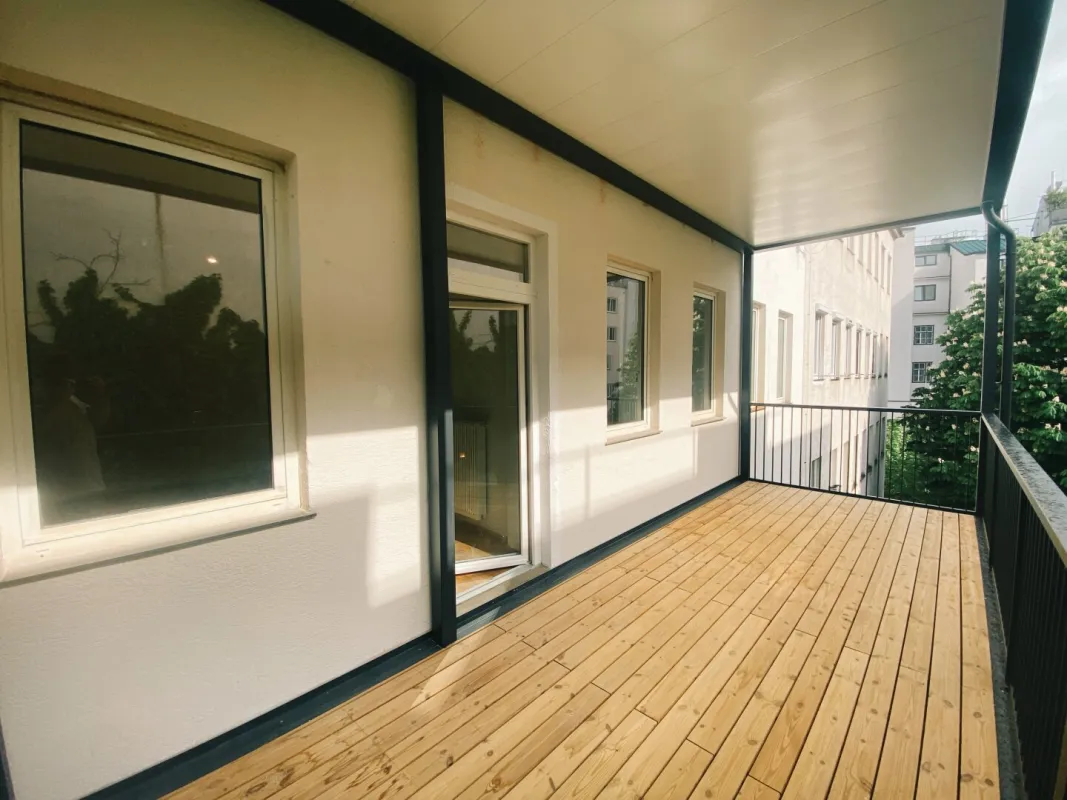 NEU! Altbautraum mit großer Terrasse! Generalsanierte 2-Zimmerwohnung in historischem Altbauhaus! - Bild 1