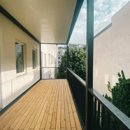 NEU! Altbautraum mit großer Terrasse! Generalsanierte 2-Zimmerwohnung in historischem Altbauhaus! - Bild 2