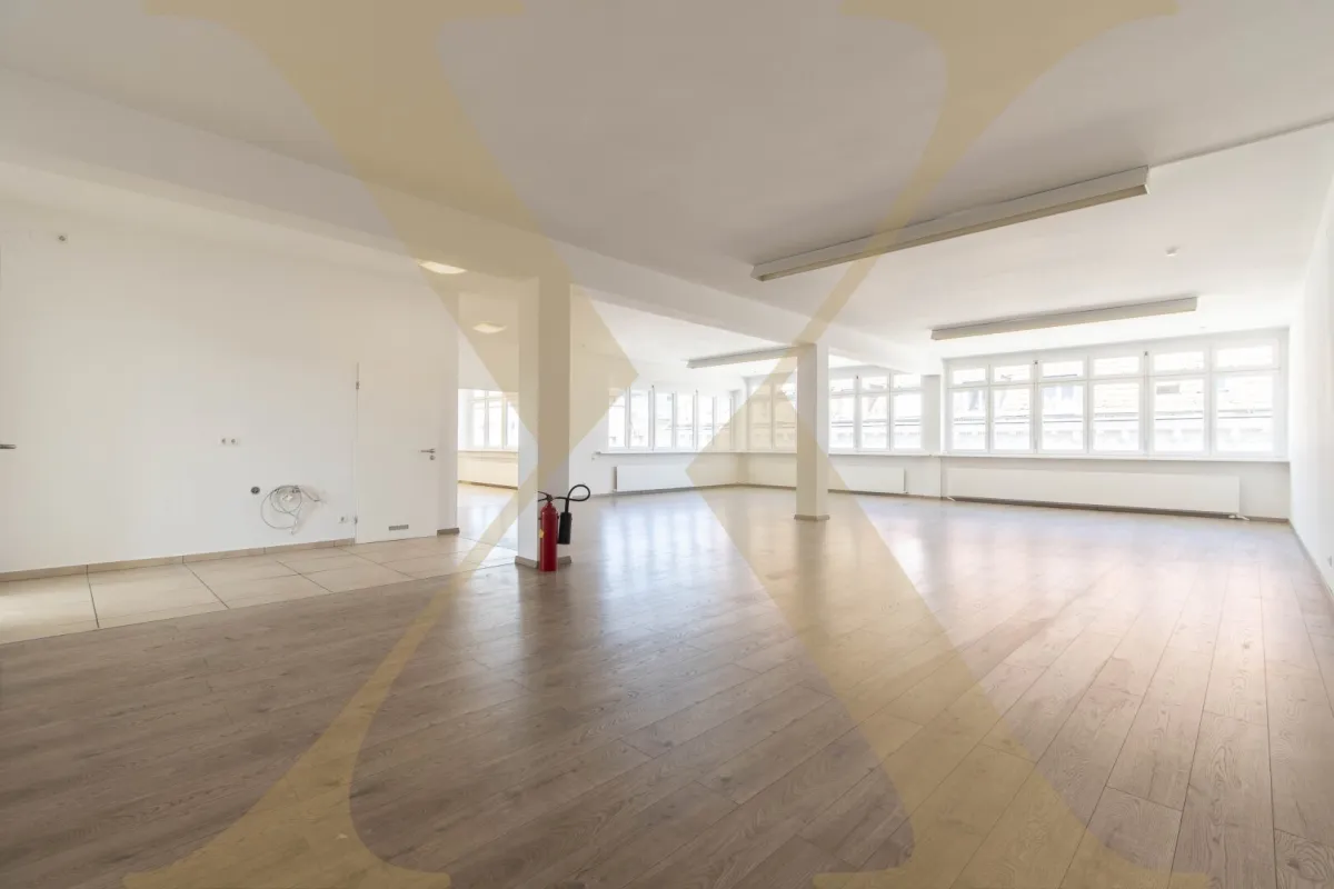 Lichtdurchflutete Bürofläche mit Schulungsraum in der Linzer Innenstadt zu vermieten! - Bild 1
