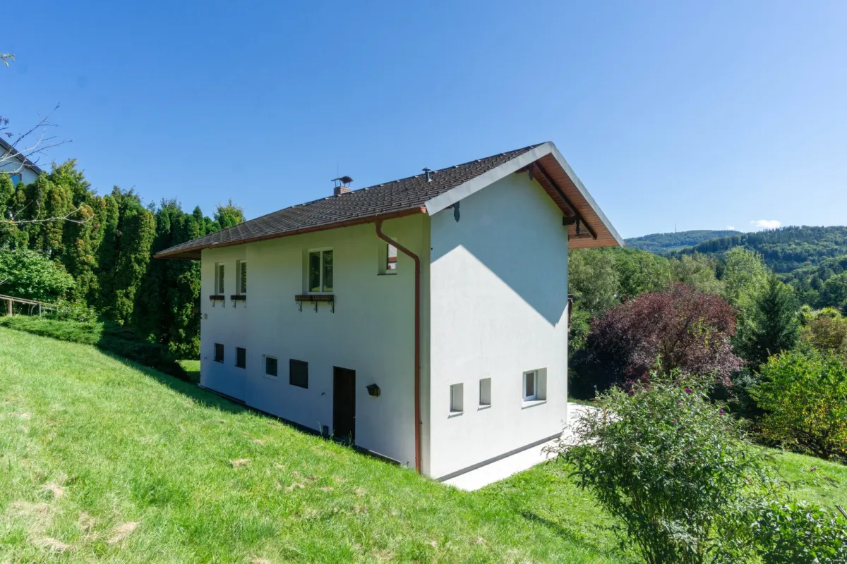 Toplage mit Weitblick: Einfamilienhaus mit großem, erweiterbarem Grundstück - Bild 1