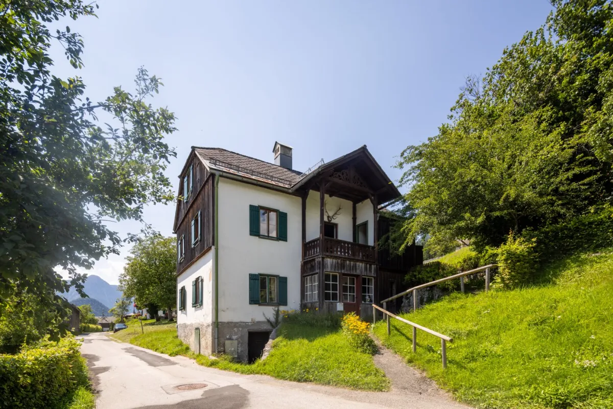 Seltene Gelegenheit! Traditionelles Haus oberhalb des Grundlsees mit bezauberndem Seeblick - Bild 1