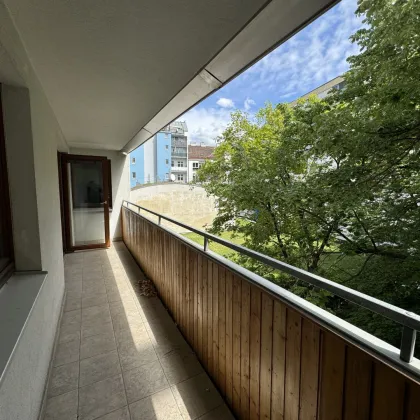 *Sanierungsbedürftiger Singel- oder Pärchenhit in Ruhelage mit Loggia bei U6 Dresdner Straße* Ab sofort verfügbar* - Bild 3