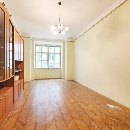 ++NEU++ Sanierungsbedürftige ALTBAU-CHARME & Top-Lage!  2,5-Zimmer-Perle perfekt als Anlage beim Ebner-Eschenbach-Park! - Bild 2