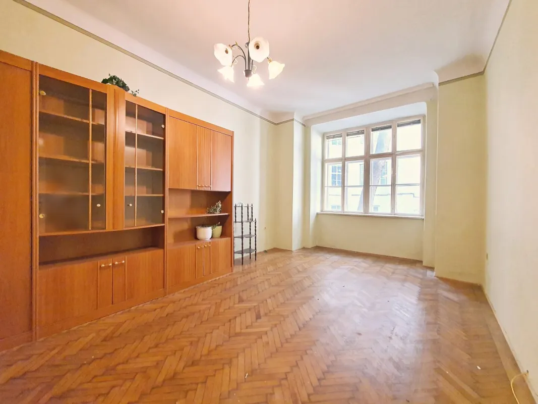 ++NEU++ Sanierungsbedürftige ALTBAU-CHARME & Top-Lage!  2,5-Zimmer-Perle perfekt als Anlage beim Ebner-Eschenbach-Park! - Bild 1