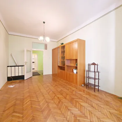 ++NEU++ Sanierungsbedürftige ALTBAU-CHARME & Top-Lage!  2,5-Zimmer-Perle perfekt als Anlage beim Ebner-Eschenbach-Park! - Bild 3