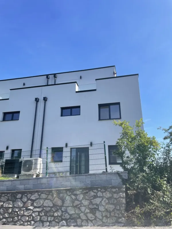 PROVISIONSFREI! Wunderschöne Doppelhaushälfte mit ca. 160m² Wfl., 5 Zi, Garten, Terrasse 2 Stellplätze in der Nähe von Wiener Neustadt - Bild 1
