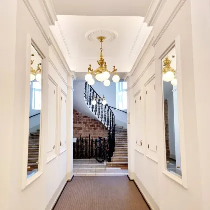 Wiener Charme im Pocket-Format! Frisch saniertes Raumwunder mit Stil! HIP und TRENDY die Gegend - Magisch schön das Altbauhaus - Ein MUST HAVE die Wohnung! TOP Infrastruktur + Beste öffentliche Anbindung! - Bild 2