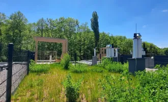 Ein Platz, der mehr kann als wohnen. Geniale Neubauwohnung mit WOW-Effekt! Riesiger Balkon und Terrasse + Privater Dachgarten + Grün wohin das Auge reicht + Luftwärmepumpe!