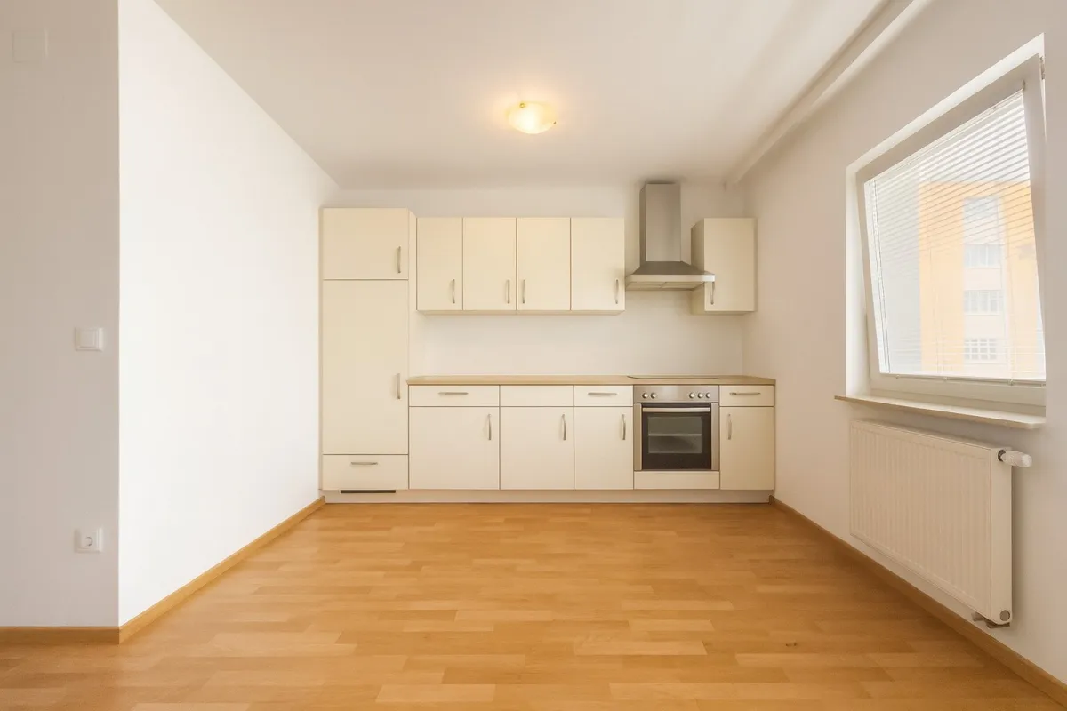 Clever investieren: befristet vermietete 1-Zimmer-Wohnung und Tiefgaragenplatz mit 4,4% Rendite - Bild 1