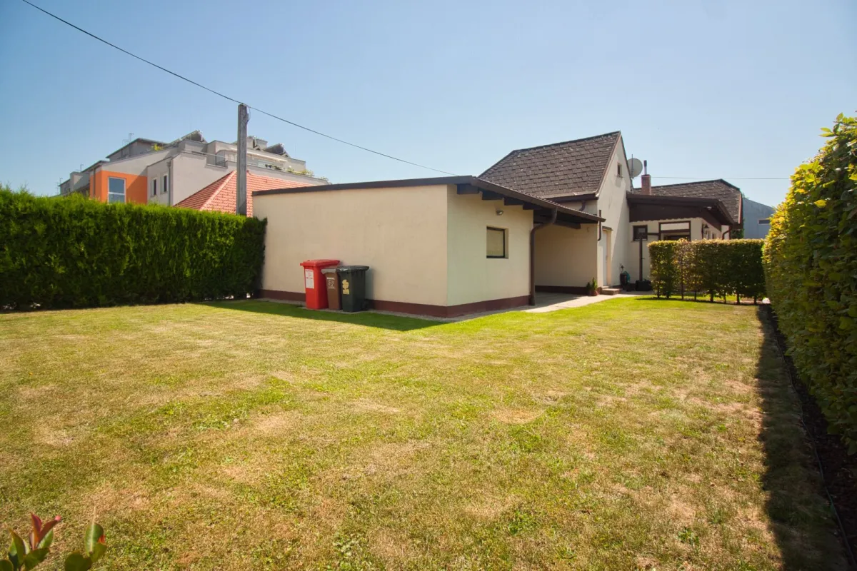 Gepflegtes, charmantes Haus im schönen Fischamend | ca. 122 m² Wohnfläche auf einer Ebene | 5 Zimmer | Garten & Garage - Bild 1