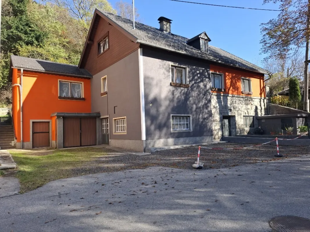 Großzügiges, vielseitig nutzbares Wohnhaus mit umfangreichem Ausbaupotenzial – Teilrenoviert und bereit für Ihre individuellen Wohnträume! - Bild 1
