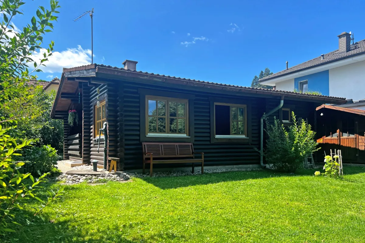 Gepflegtes Holzhaus auf ebenem Grundstück in ruhiger Lage im Ortskern - Bild 1