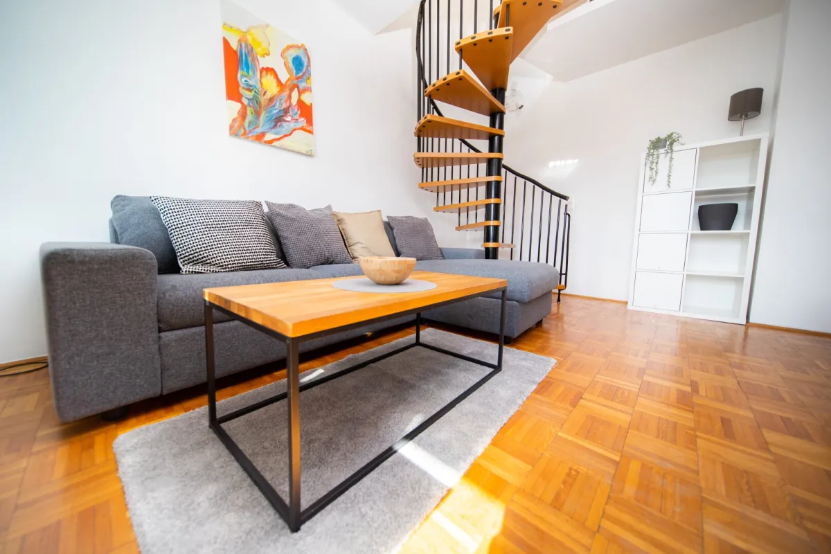 Charmante und helle Masionette-Wohnung ! Wunderschön möbliert ! - Bild 1