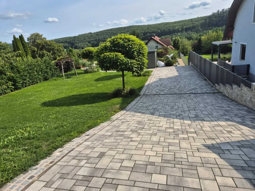 Sonniges Traumgrundstück mit PRIVATEM SCHWIMMTEICH und BAUPOTENZIAL - Bild 1