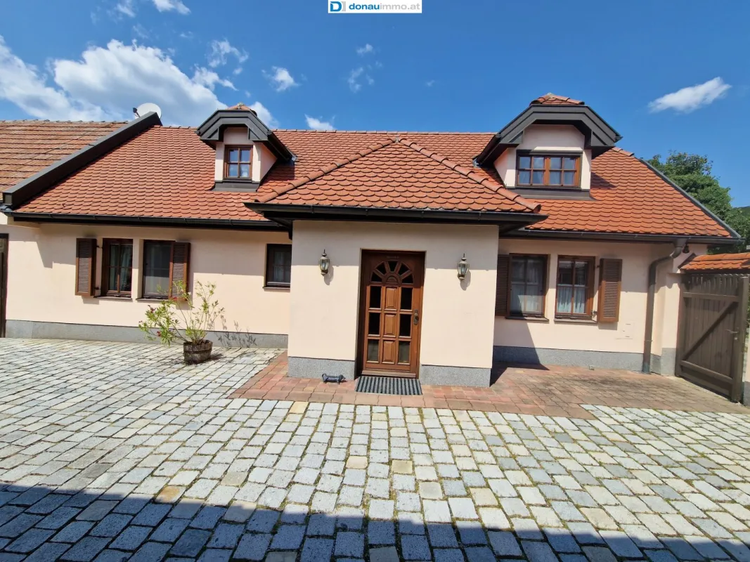 Ehemaliges Bauernhaus mit neuem Wohnbereich und großzügigen Nebengebäuden – perfekt für Pferdehaltung oder als Firmensitz - Bild 1