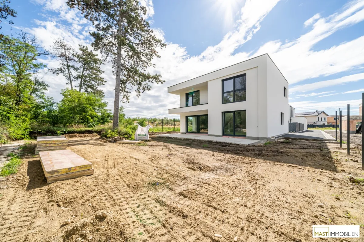 ERSTBEZUG - Modernes Einfamilienhaus mit 148 m² Wohnfläche, Balkon, Terrasse & 2 PKW-Stellplätzen in Strasshof – belagsfertig! - Bild 1