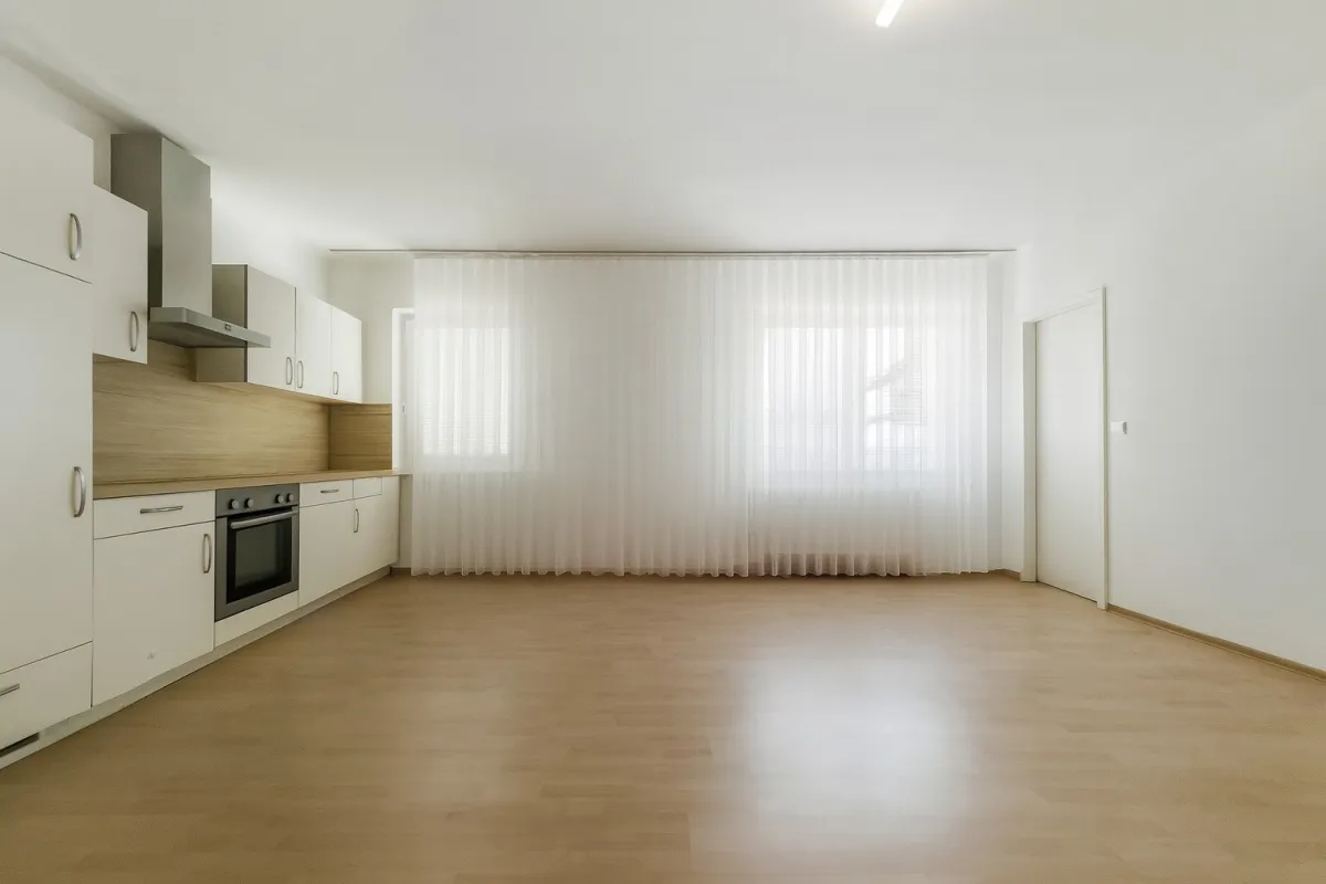Anlegerwohnung zu verkaufen: befristet vermietete 3-Zimmer-Wohnung + Tiefgaragenplatz mit 4,15% IST Rendite und 6% Soll Potential - Bild 1