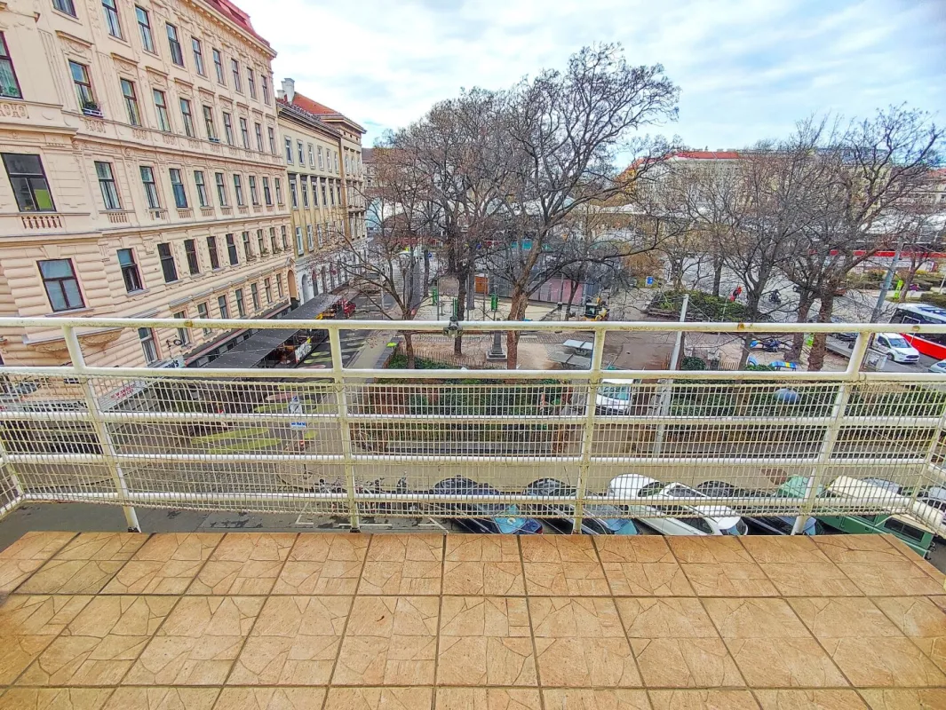 WESTSEITIGE LOGGIA - Sanierungsbedürftiger Altbau im 3.Stock - Bild 1