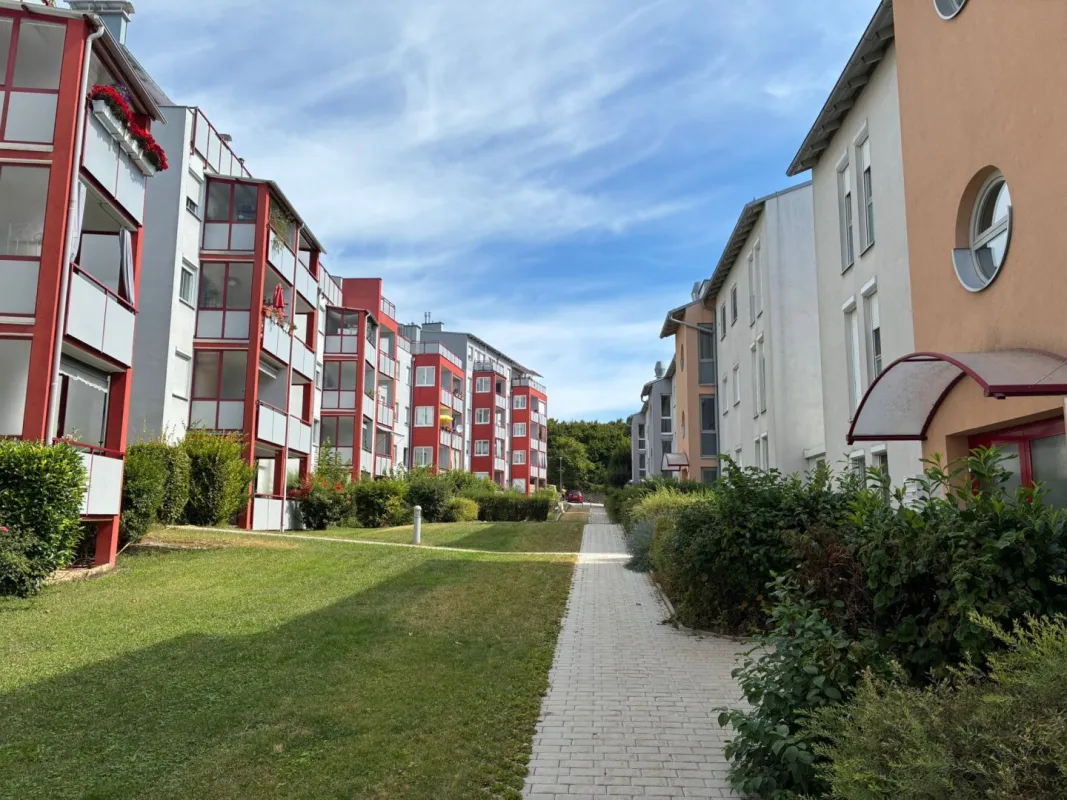 3-Zimmer Wohnung mit Terrasse und Grünblick zum SCHLOSSPARK - Bild 1