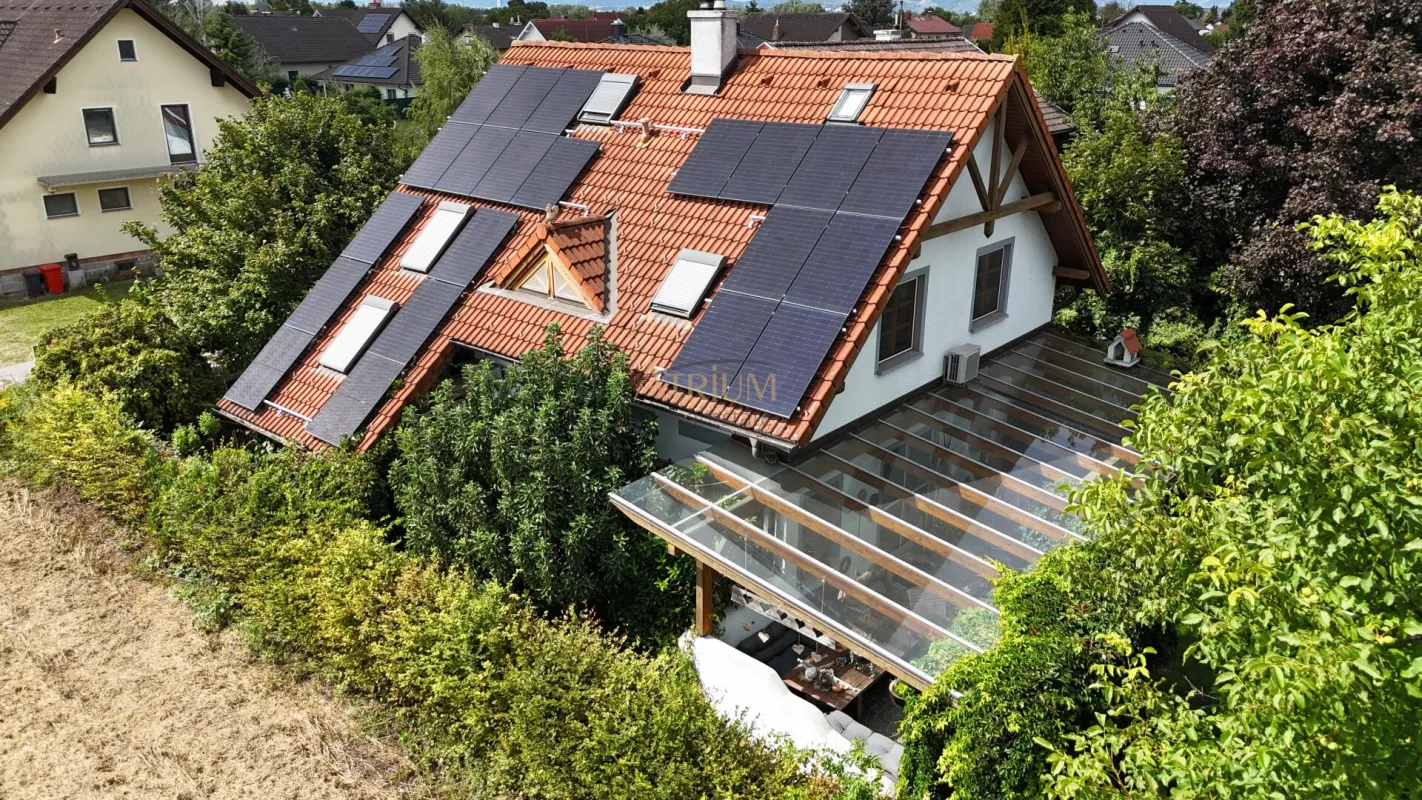 Charmantes Einfamilienhaus mit Wintergarten, Pool und Photovoltaik - Bild 1