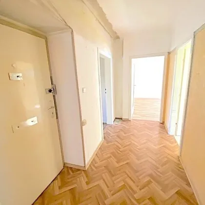 NEUER PREIS! PROVISIONSFREI VOM EIGENTÜMER! UNSANIERTE 4-ZIMMER FAMILIENWOHNUNG NÄHE HANDELSKAI! - Bild 2