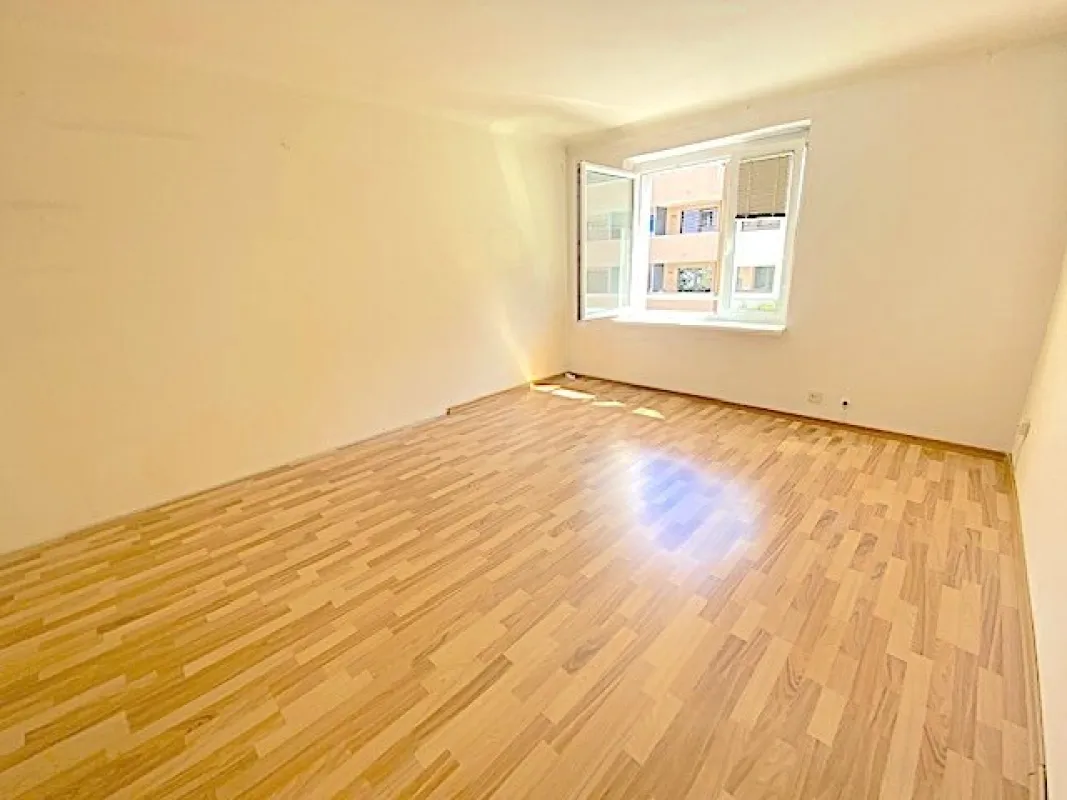 NEUER PREIS! PROVISIONSFREI VOM EIGENTÜMER! UNSANIERTE 4-ZIMMER FAMILIENWOHNUNG NÄHE HANDELSKAI! - Bild 1
