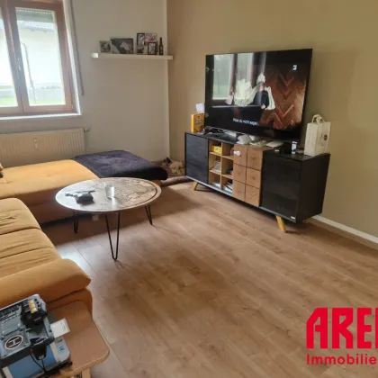 attraktive 4-Zimmer-Wohnung mit Loggia und PKW-Stellplatz im Freien - Bild 2