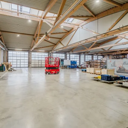 Produktionshalle/Lagerhalle in ausgezeichneter Lage, direkt an der Autobahn mit sichtbarer Werbefläche - Bild 2