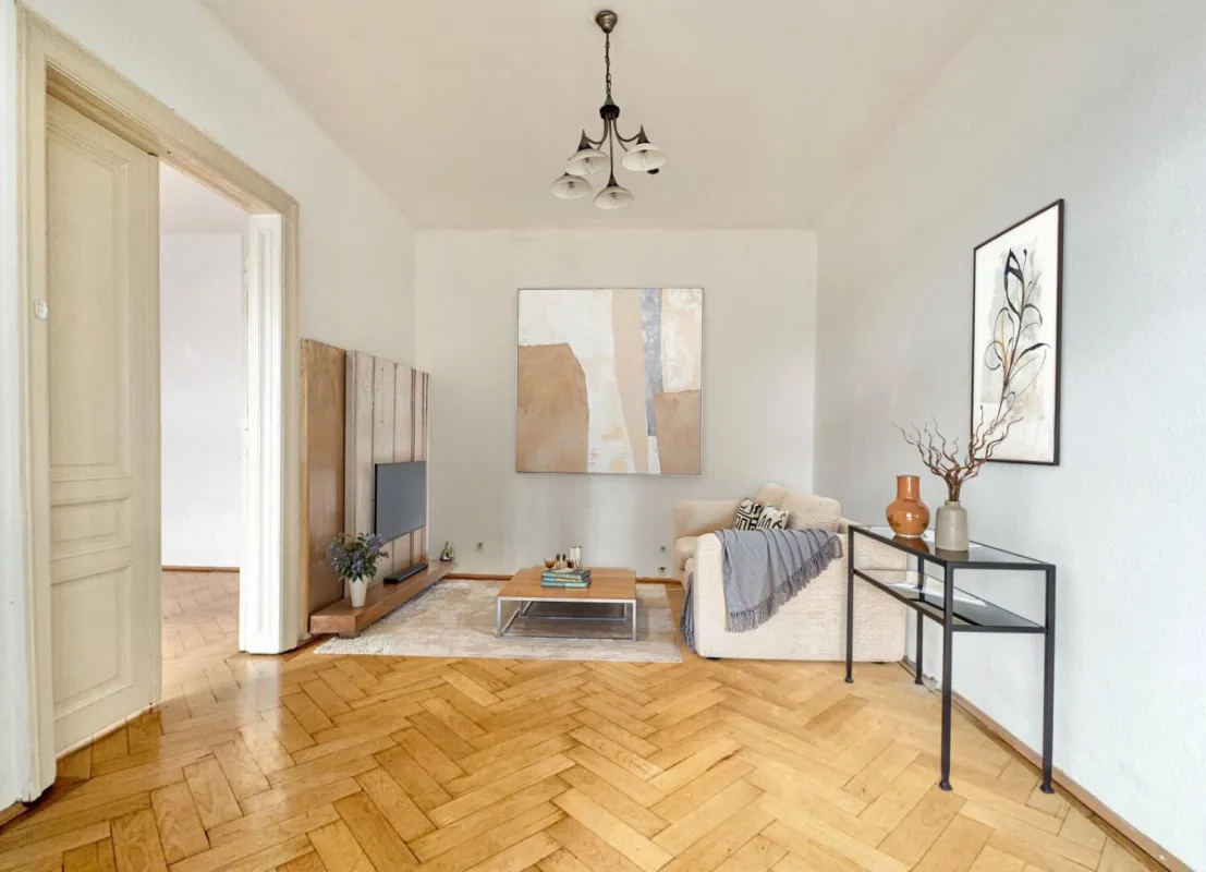 ADAPTIERUNGSBEDÜRFTIGER 2 ZIMMER ALTBAU + GROSSEM BALKON NAHE MARIAHILFER STRASSE - Bild 1