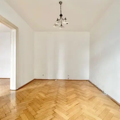 ADAPTIERUNGSBEDÜRFTIGER 2 ZIMMER ALTBAU + GROSSEM BALKON NAHE MARIAHILFER STRASSE - Bild 2