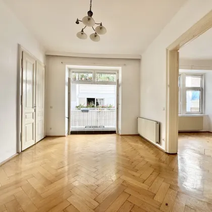 ADAPTIERUNGSBEDÜRFTIGER 2 ZIMMER ALTBAU + GROSSEM BALKON NAHE MARIAHILFER STRASSE - Bild 3