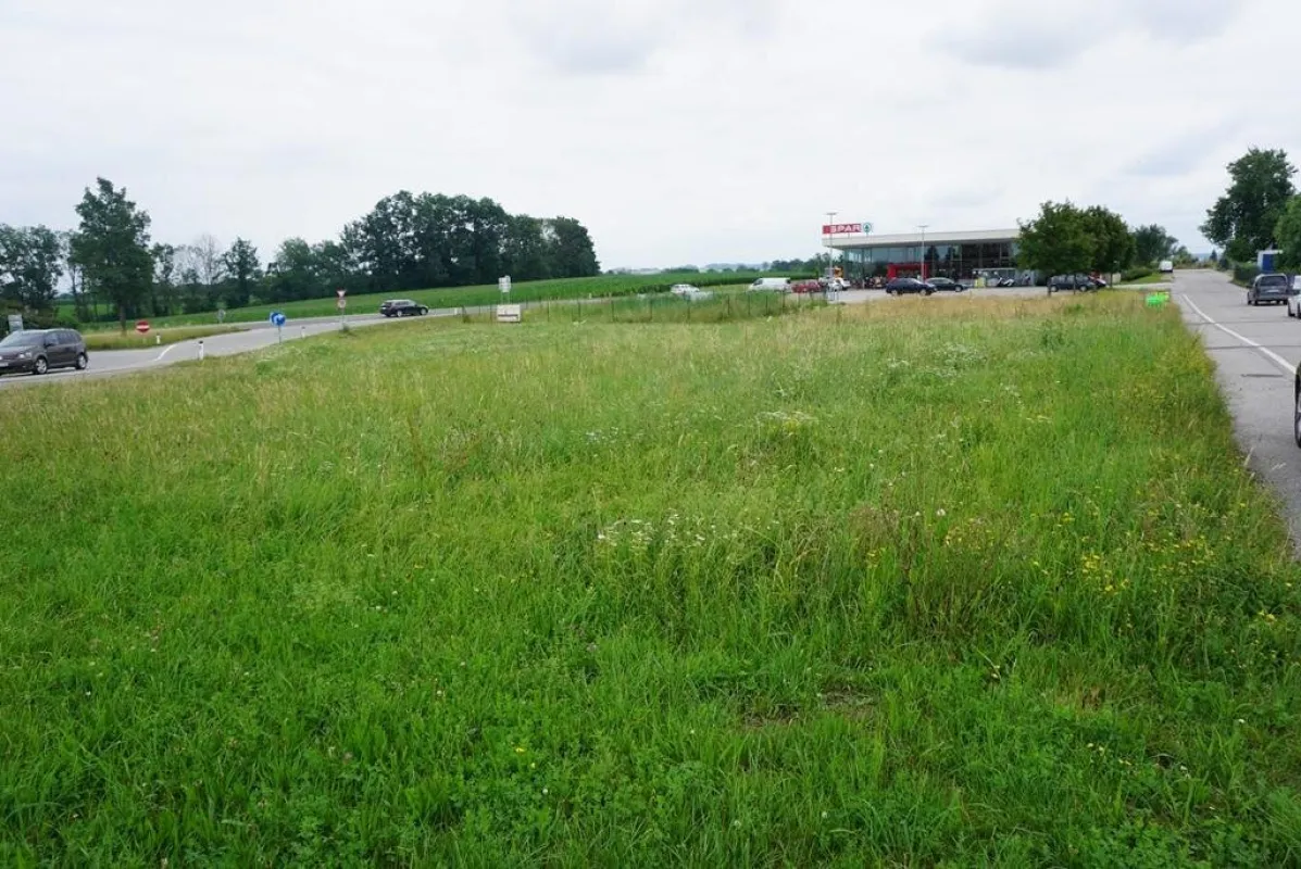 Verkehrsgünstig und werbewirksam gelegenes Pachtgrundstück - Bild 1