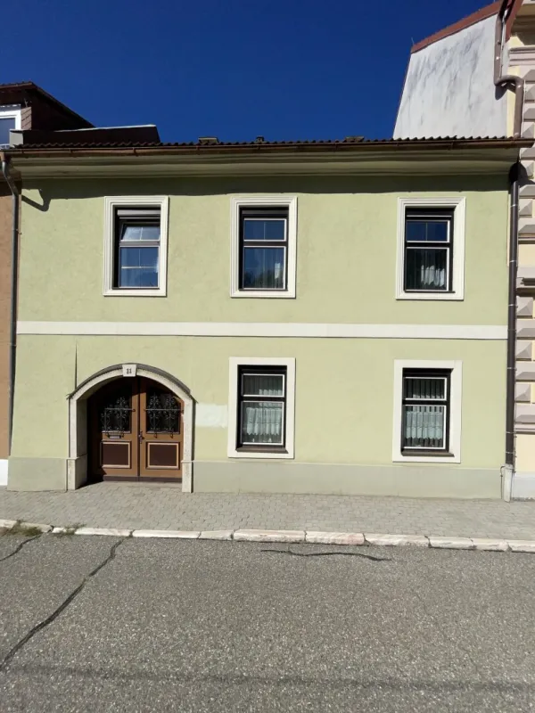 stilvolles Stadthaus in zentraler Lage mit Garten und mehreren, vermietbaren Wohnungen und Büros - Bild 1